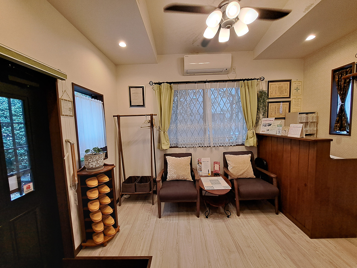 クローバー鍼灸治療院の落ち着いた待合室の全景